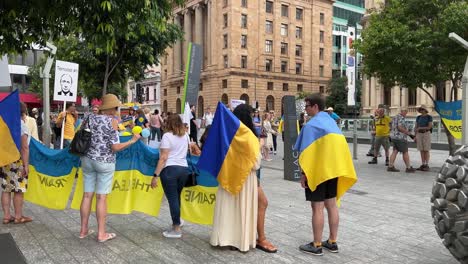 Evento-De-Protesta-Pacífica-Celebrada-En-La-Plaza-De-Brisbane-Para-Expresar-El-Descontento-Y-La-Lucha-Contra-El-Trato-Inhumano-Del-Pueblo-Ucraniano-Por-Parte-De-Las-Fuerzas-Militares-Rusas-Ilegales