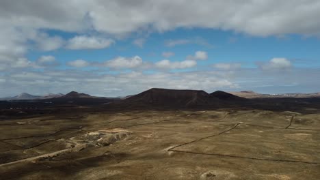 Karge-Und-Trockene-Naturlandschaft-Auf-Der-Insel-Lanzarote-Mit-Vulkanischen-Bergen