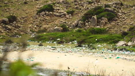 Playa-De-Arena-Blanca-Rodeada-De-Desechos-Plásticos