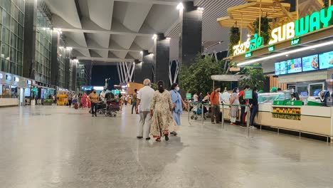 Der-Flughafen-Von-Bangalore-Ging-Neben-Dem-Foodcourt-Vorbei,-Und-Die-Leute-Standen-Schlange-Und-Warteten-Auf-Den-U-Bahn-Sandwichladen-Und-Die-Passagiere