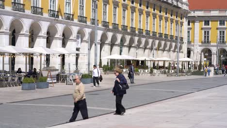 Gente-Caminando-Al-Aire-Libre-En-La-Plaza-Pública-Praça-Do-Comercio-En-Lisboa