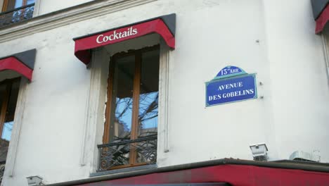 Straßenschilder-Der-Avenue-Des-Gobelins-An-Historischen-Gebäuden-In-Paris,-Frankreich