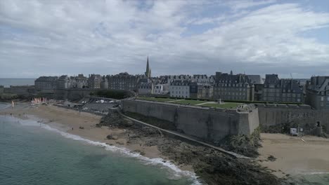 Aerial-footage-of-Saint-Malo,-the-beach,-the-city,-the-sea-and-the-Wall-of-Saint-Malo