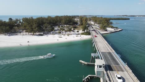 Wunderschöne-Umlaufende-Luftaufnahme-Des-Longboat-Pass-Mit-Blick-Nach-Norden-Zum-Coquina-Beach,-Von-Der-Longboat-Pass-Bridge-In-Sarasota,-Florida