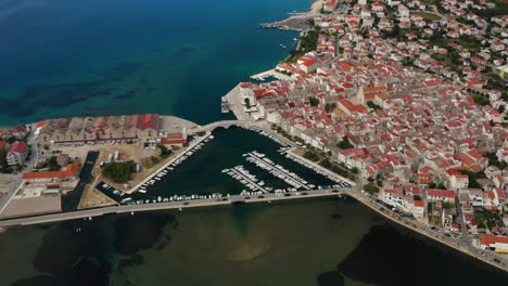 Boote-Liegen-Am-Yachthafen-Der-Insel-Pag-In-Kroatien