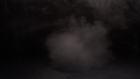 Rauch-Mit-Schwarzem-Hintergrund