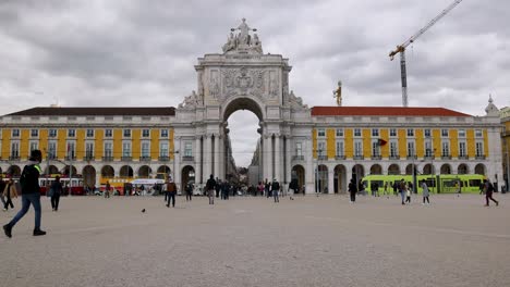 Vista-En-Cámara-Lenta-De-La-Plaza-Del-Comercio-En-Lisboa,-Portugal,-Llena-De-Turistas-Que-Visitan-La-Ciudad-Del-Capitolio,-Monumentos-Históricos-Y-Edificios