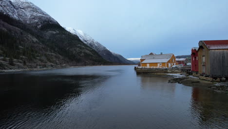 Altes-Dorf-Mosjoen,-Farbenfrohe-Norwegische-Traditionelle-Häuser-In-Nordnorwegen---Skandinavien