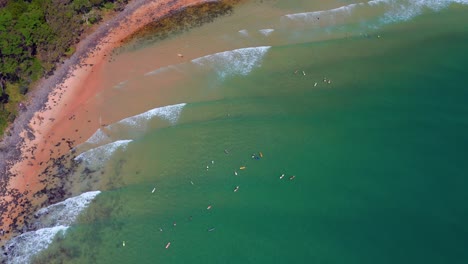 Varios-Turistas-Surfeando-En-La-Playa-Turquesa-En-El-Parque-Nacional-De-Noosa-Heads,-Queensland,-Australia