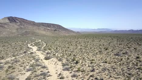 Desierto-Peligroso,-Cielo-Sin-Nubes,-Montaña-En-El-Fondo-Audaz-Vista-Aérea-Vuelo-Volar-Hacia-Atrás-Imágenes-De-Drones-En-El-Valle-De-Coachella-Usa-2018