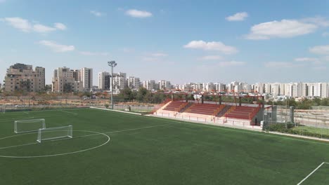 Campo-De-Fútbol-En-La-Mañana,-En-La-Ciudad-Del-Distrito-Sur-De-Israel-Nombrado-Por-Netivot