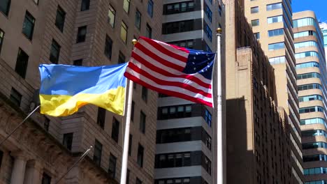 Banderas-De-Estados-Unidos-Y-Ucrania-Ondeando-Juntas-En-La-Ciudad-De-Nueva-York