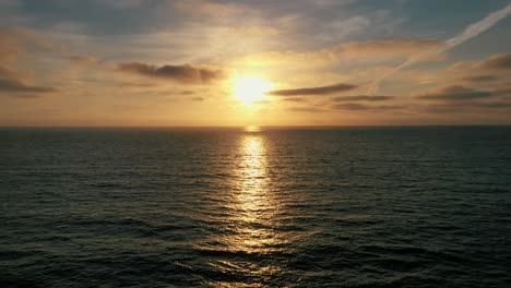Sonnenuntergang-Am-Strandhimmel-Und-Meereshorizont---Rückzug-Aus-Der-Luft