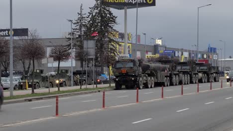 Camiones-Y-Vehículos-Del-Ejército-Estacionados-En-Las-Calles-De-La-Ciudad,-Convoy-Militar-En-Polonia