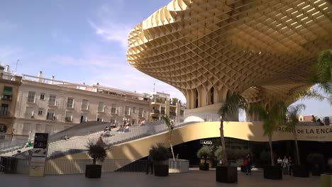 Zeitlupenneigung-Nach-Oben-Zur-Metropol-Sonnenschirmstruktur-In-Sevilla,-Spanien