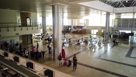 Zeitraffer-Von-überfüllten-Menschen,-Die-Im-Transitterminal-Des-Flughafens-Denizli-Çardak-Spazieren-Gehen