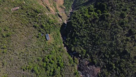 Vogelperspektive-Drohnenaufnahme-Der-Mutarazi-Wasserfälle-In-Simbabwe-–-Sie-Fliegt-über-Den-Rand-Des-Wasserfalls-Und-Gibt-Den-Blick-Auf-Die-Landschaft-Frei