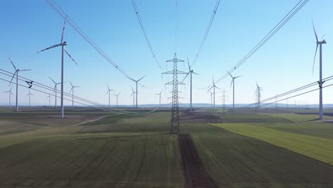 Transmitir-Electricidad-De-Mástil-Con-Turbinas-Eólicas-En-Prados-Verdes-En-Verano