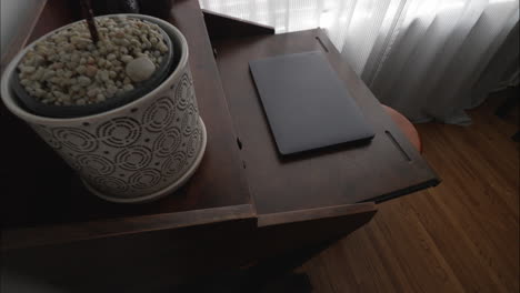 Heimbüro-Mit-Modernem-Dekor-Und-Geschlossenem-Laptop-Auf-Dem-Schreibtisch