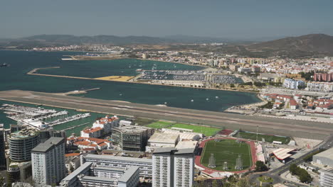 Bucht-Von-Gibraltar,-Stadthafen-Und-Landebahn-Des-Flughafens,-Die-Sich-Bis-Zum-Meer-Erstrecken