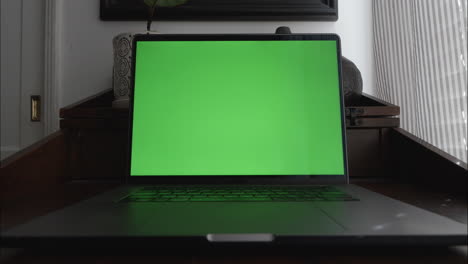 Laptop-computer-on-home-office-desk-with-green-screen-for-chroma-key