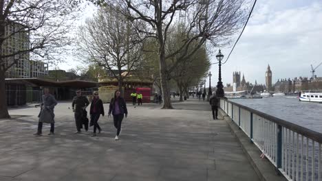 Menschen,-Die-An-Einem-Frühlingstag-Im-April-In-London-Auf-Dem-Queens-Walk-In-Der-Nähe-Von-Southbank-Vorbeigehen