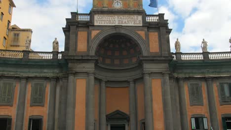 Low-Angle-Aufnahme-Des-Convitto-National-Vittorio-Emanuele-II,-Piazza-Dante,-Neapel,-Italien,-Voller-Touristen-An-Einem-Bewölkten-Tag