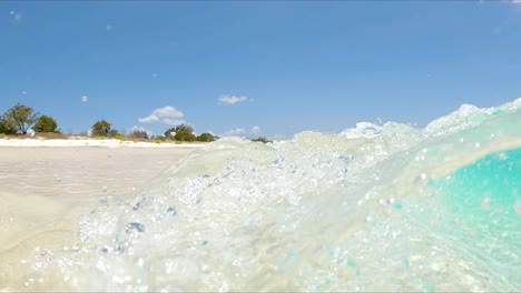 Extreme-Nahaufnahme-Der-Wellen-Von-Playa-Bahia-De-Las-Aguilas-Mit-Kristallklarem-Wasser-In-Der-Dominikanischen-Republik