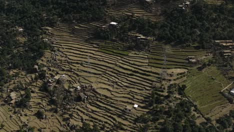 Luftaufnahme-über-Der-Straße-Durch-Das-Swat-Tal-In-Pakistan-Mit-Schneebedeckten-Bergen-In-Der-Ferne
