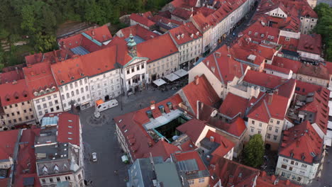 Rathaus-Mit-Robba-Brunnen-In-Ljubljana,-Slowenien