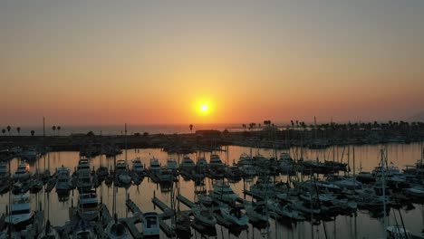 Orangefarbener-Himmel-Bei-Sonnenuntergang-über-Dem-Yachthafen-Mit-Festgemachten-Booten-Und-Yachten