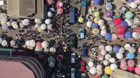 Menschenmenge-Und-Autos-Auf-Dem-Zentralmarkt-Von-Accra-_12