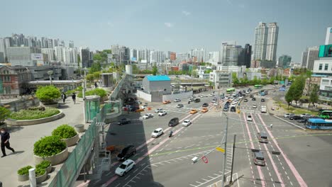 Estación-De-Seúl-Seoullo-7017-Skypark-Y-Hora-Pico-Con-Muchos-Autos-En-Tongil-ro-Y-Sejong-daero-Crossroad-En-El-Fondo-Del-Horizonte-De-La-Ciudad