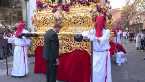 Büßer-Tragen-Das-Bild-Jesu-Christi-Während-Der-Feierlichkeiten-Der-Karwoche-In-Cádiz,-Spanien