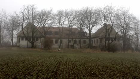 Verlassenes-Und-Zerstörtes-Altes-Bauernhaus-Vor-Nebligem-Himmel-In-Der-Ukraine