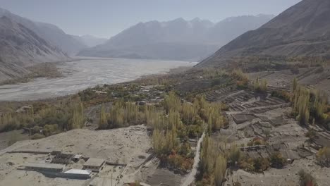 Die-Skardu-Landform-Zeigt-Die-Wüste-Mit-Dem-Fluss-Indus-Und-Bergen-Im-Hintergrund