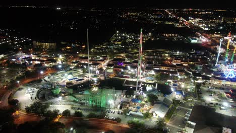 Parque-De-Diversiones-Que-Brilla-Intensamente-En-La-Noche-En-Orlando