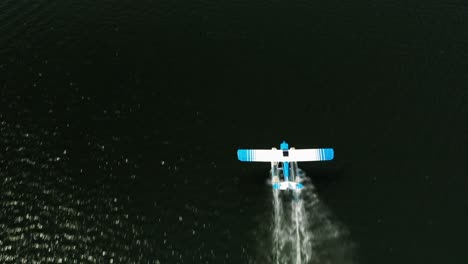Luftaufnahme-Von-Oben-Nach-Unten,-Wasserflugzeug-Startet-Von-Der-Wasseroberfläche-Des-Sees