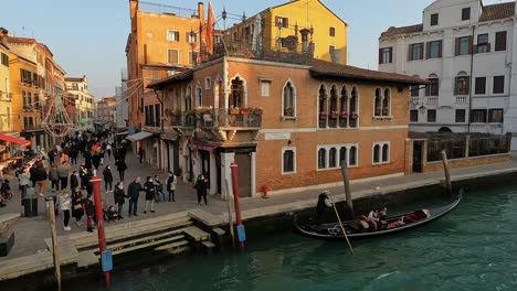 Gondola-ride-tour-departing-from-Cannaregio,-Venice-in-Italy