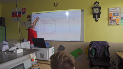 Schüler-Mit-Laptops-Sitzen-Und-Lernen-Von-Ihrem-Lehrer-In-Einem-Klassenzimmer-Einer-Berufsoberschule-In-Kysucké-Nové-Mesto,-Slowakei
