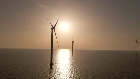 Windturbinen-Auf-Dem-Meer-Drehen-Sich-Und-Erzeugen-Energie-Aus-Wind,-Windpark