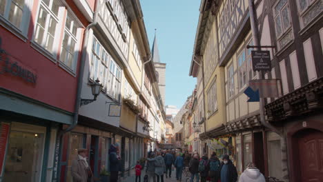 Tiendas-Locales-En-El-Puente-De-Los-Comerciantes-Medievales-En-El-Casco-Antiguo-De-Erfurt