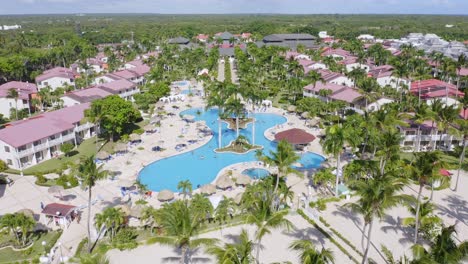 Bahia-Principe-Grand-La-Romana-Hotel-Mit-Swimmingpool-Im-Sommer-In-Der-Dominikanischen-Republik