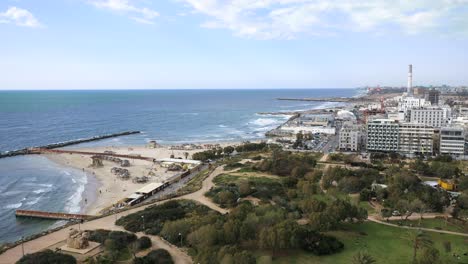 Tel-Aviv,-Israel-Vista-Aérea-De-La-Playa-De-Hilton,-La-Costa-Mediterránea-Y-El-Parque-Spiegel