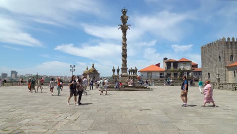 Touristen,-Die-In-Der-Nähe-Des-Prangers-Von-Porto-In-Portugal-Spazieren