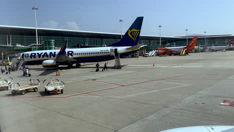 Personas-Embarcando-En-Un-Avión-De-Ryanair-En-El-Aeropuerto-De-Porto
