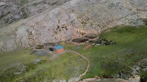 Toma-Aérea-De-Drones-De-Una-Pequeña-Granja-Aislada-En-Las-Montañas-De-Los-Andes-Bolivianos