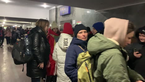 Refugiados-Ucranianos-Que-Se-Refugian-En-La-Estación-De-Metro-En-La-Estación-De-Tren-En-Lviv