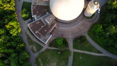 Bürgeramt-Prenzlauer-Berg-directly-at-the-Zeiss-Planetarium
Smooth-aerial-view-flight-slowly-tilt-up-drone-footage
of-Berlin-Prenzlauer-Allee-Summer-2022