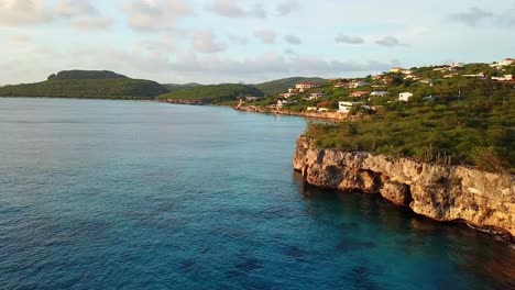 Luftumlaufbahn-Von-Villa-Cerulean,-Einem-Resort-Für-Paare-In-Der-Nähe-Des-Strandes-Von-Cas-Abao,-Auf-Der-Niederländischen-Insel-Curacao-Bei-Sonnenuntergang